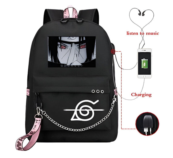 Sac à dos noir avec un motif de l'anime Naruto, avec une chaîne et un logo blanc, et une prise USB pour recharger les appareils.