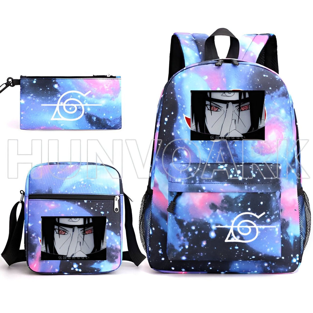 Ensemble de trois sacs à dos et trousses d'école avec un motif galaxie et l'image de Sasuke Uchiha, un personnage du manga Naruto. Les sacs sont imprimés avec le logo du village caché de Konoha, ainsi que des détails en noir et blanc.