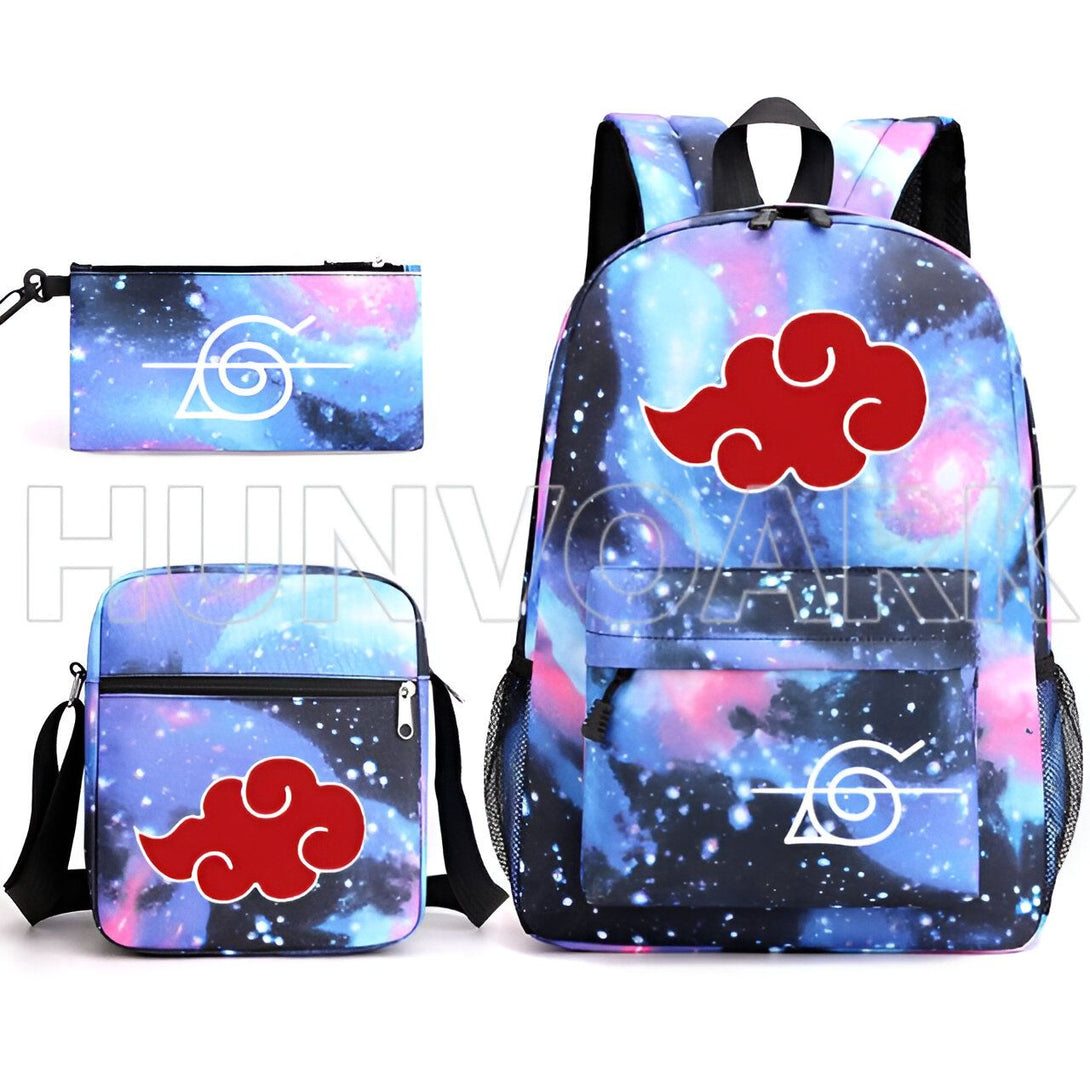 Ensemble de trois articles de merchandising Naruto : un sac à dos, une sacoche et une trousse à crayons. Tous sont imprimés avec un motif galactique bleu et rose avec le symbole de Konohagakure et le nuage rouge d'Uchiha.
