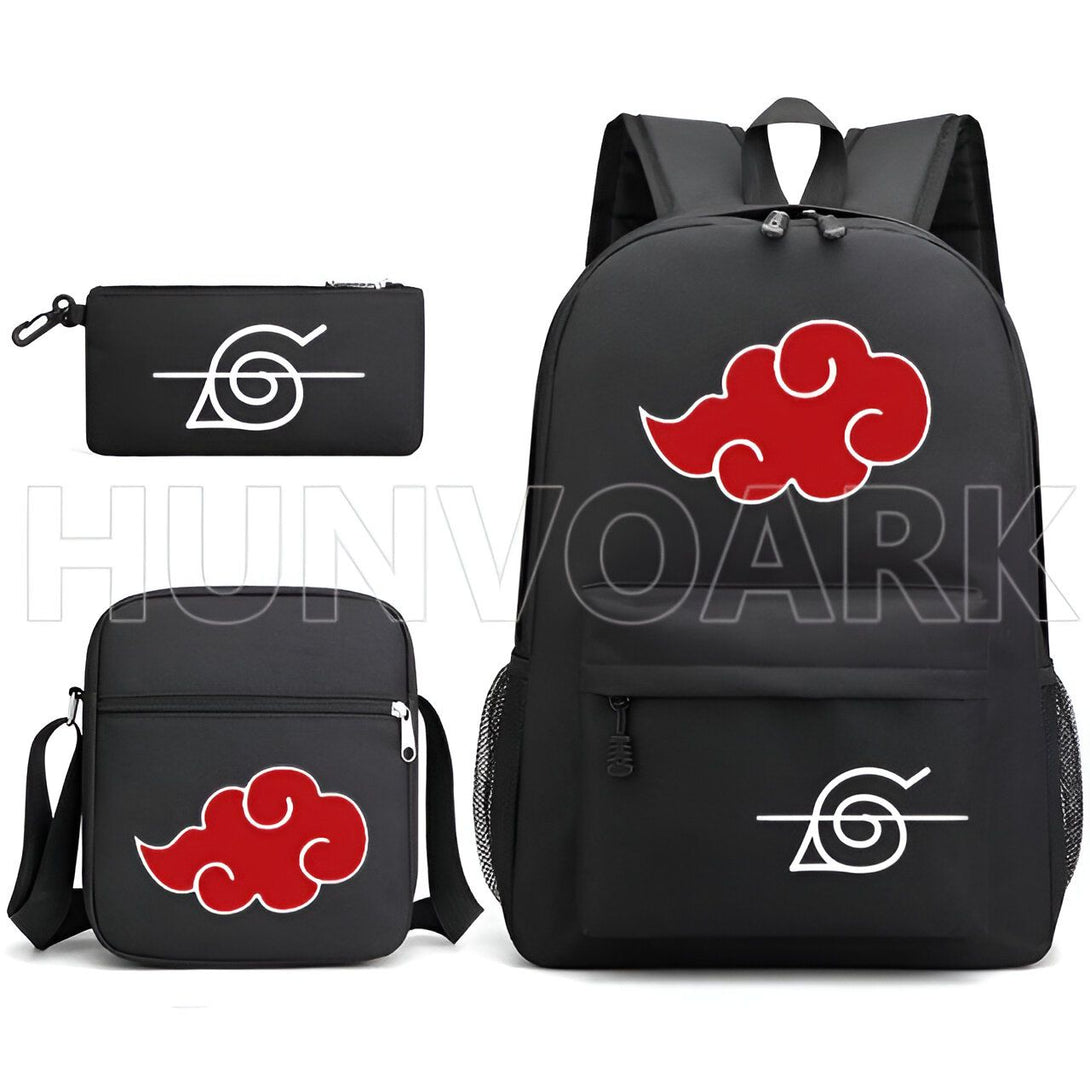 Ensemble de trois sacs à dos Naruto : un grand sac à dos avec le symbole de l'Akatsuki, un sac à bandoulière avec le symbole de l'Akatsuki, et une trousse à crayons avec le symbole de Konoha.
