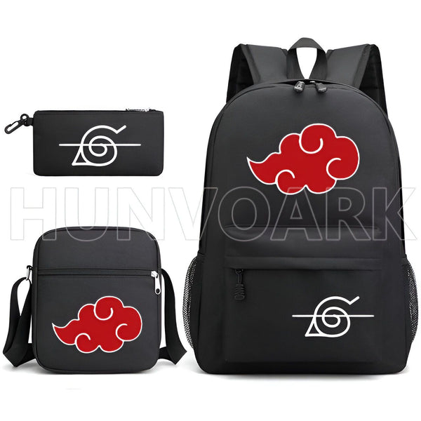 Ensemble de trois sacs à dos Naruto : un grand sac à dos avec le symbole de l'Akatsuki, un sac à bandoulière avec le symbole de l'Akatsuki, et une trousse à crayons avec le symbole de Konoha.