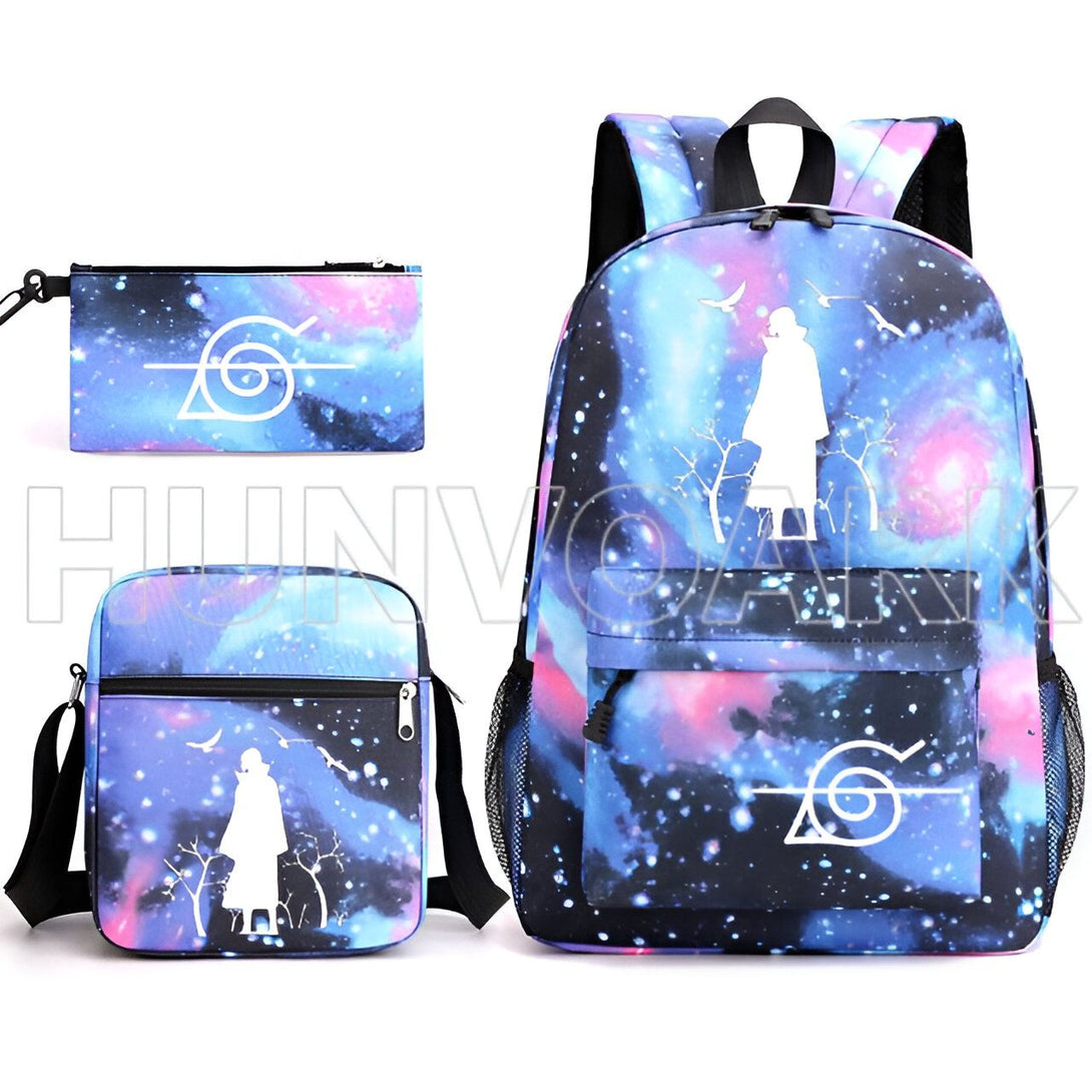 Ensemble de trois sacs à dos Naruto avec un motif de galaxie bleue, comprenant un sac à dos, un sac à bandoulière et une trousse à crayons. Les sacs présentent le logo de Konoha et un personnage de l'anime.