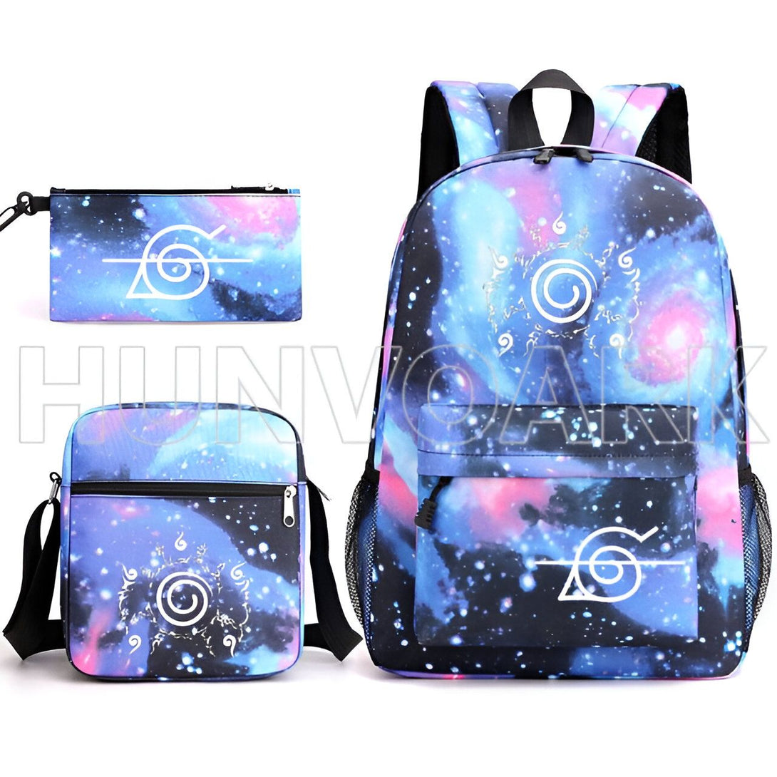 Ensemble de trois sacs à dos Naruto avec un motif de galaxie et le symbole du village caché de Konoha. Le sac à dos est bleu foncé, la sacoche est bleue claire et la trousse est bleue ciel.