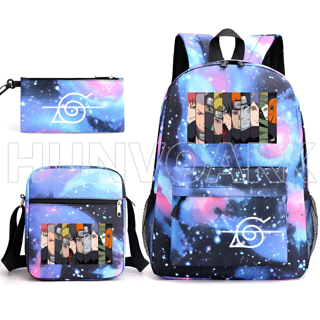 Ensemble de trois sacs à dos Naruto avec un motif galactique. Le sac à dos principal présente les personnages de Naruto, le sac à bandoulière présente les personnages de Naruto et la trousse présente le symbole de Konoha.