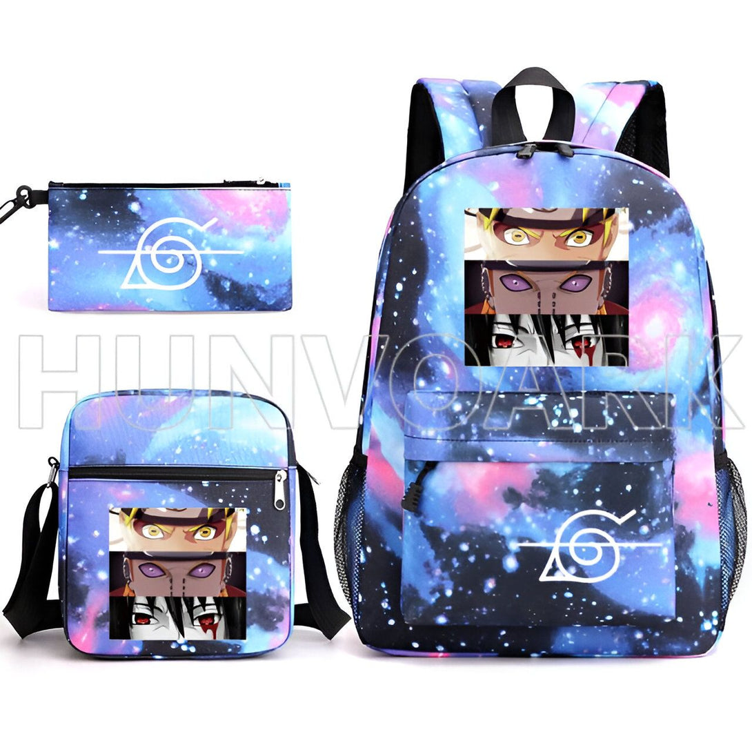 Ensemble de trois sacs à dos Naruto avec un motif de galaxie. Le grand sac à dos présente les personnages de Naruto, Sasuke et Kakashi avec le symbole du village caché de Konoha. La petite sacoche présente le même motif avec les personnages de Naruto, Sasuke et Kakashi. La trousse à crayons présente le symbole du village caché de Konoha.