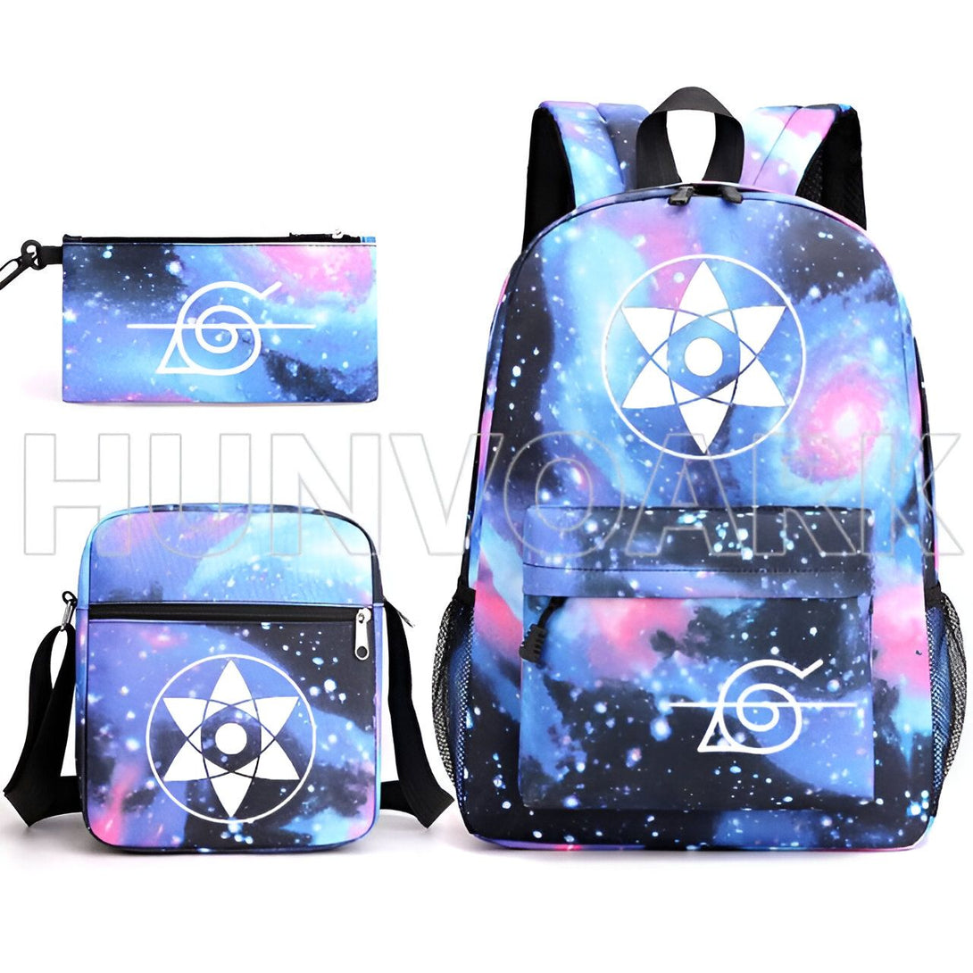 Ensemble de trois sacs à dos Naruto avec un motif de galaxie. Le grand sac à dos a un symbole de Sharingan à l'avant. La petite sacoche a un symbole de Sharingan sur le devant. La trousse à crayons a le symbole de Konoha sur le devant.
