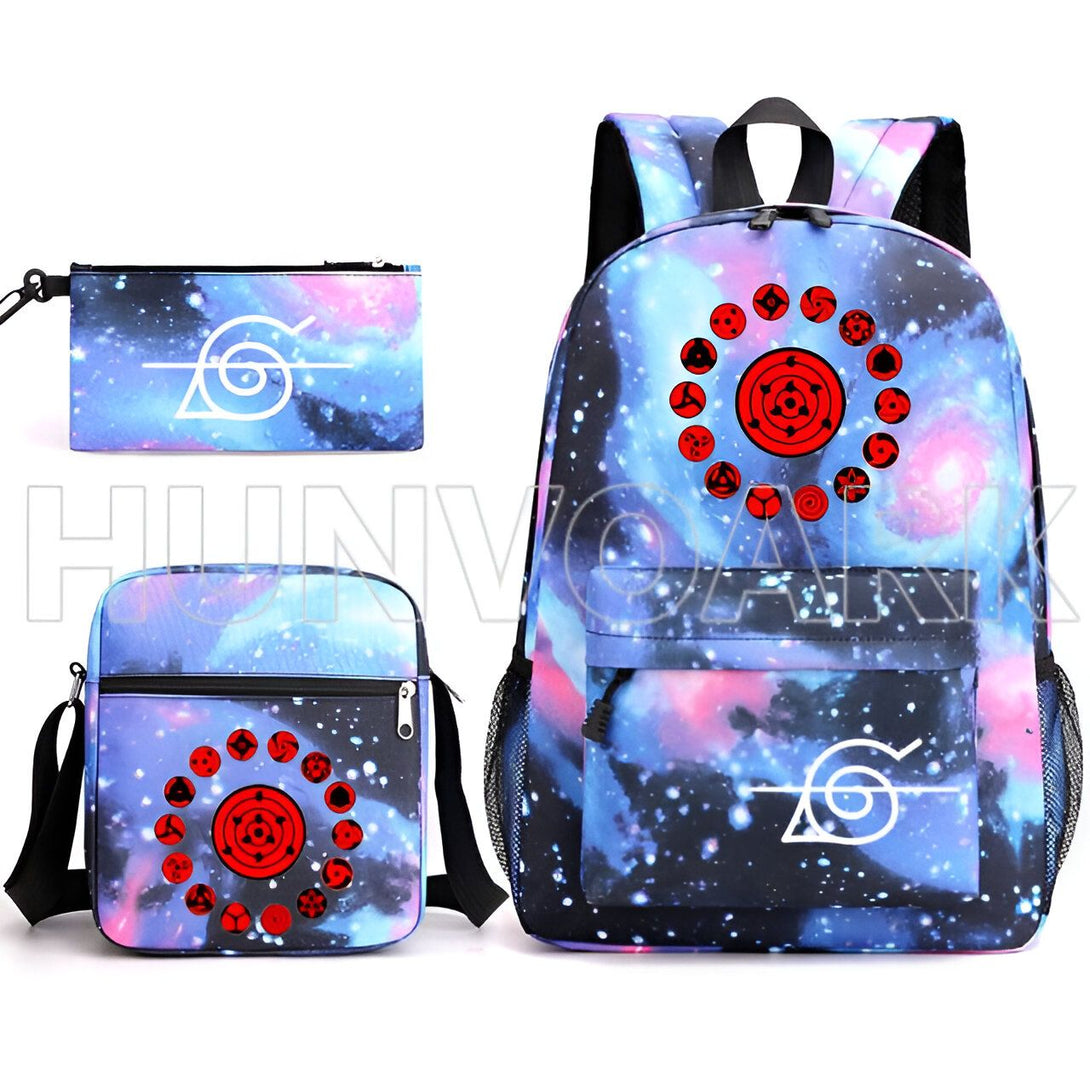 Ensemble de trois sacs à dos Naruto avec un motif de galaxie et le symbole du Sharingan. Le grand sac à dos a le symbole du Rinnegan sur le devant, la petite sacoche a le symbole du Sharingan et la trousse a le symbole du Sharingan.