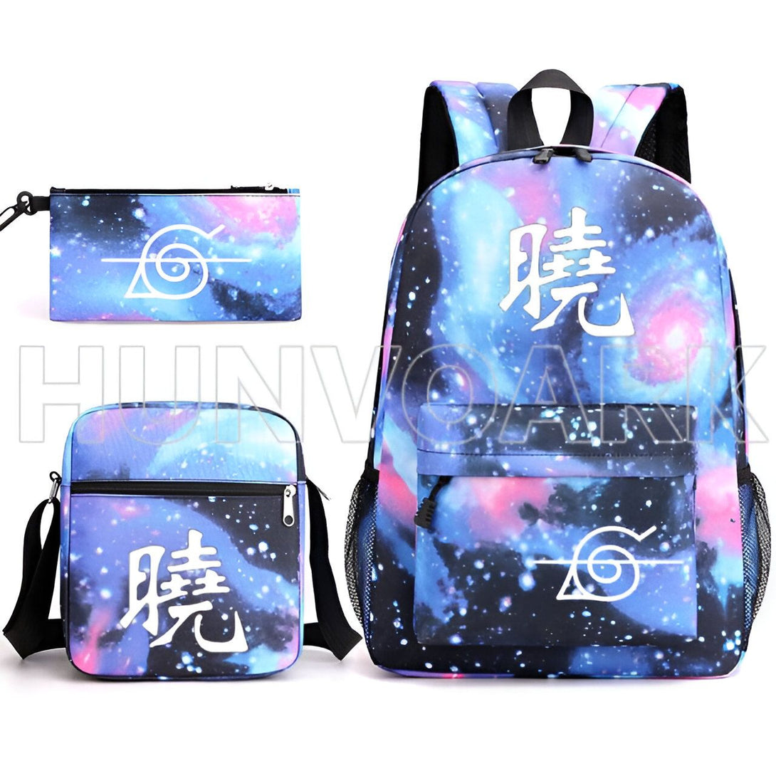 Ensemble de trois sacs à dos Naruto avec un motif galaxie bleu et rose. Le grand sac à dos a le mot "Naruto" en kanji blanc sur le devant. La petite sacoche a le même motif que le grand sac à dos. La trousse à crayons a le symbole du village caché de Konoha sur le devant.