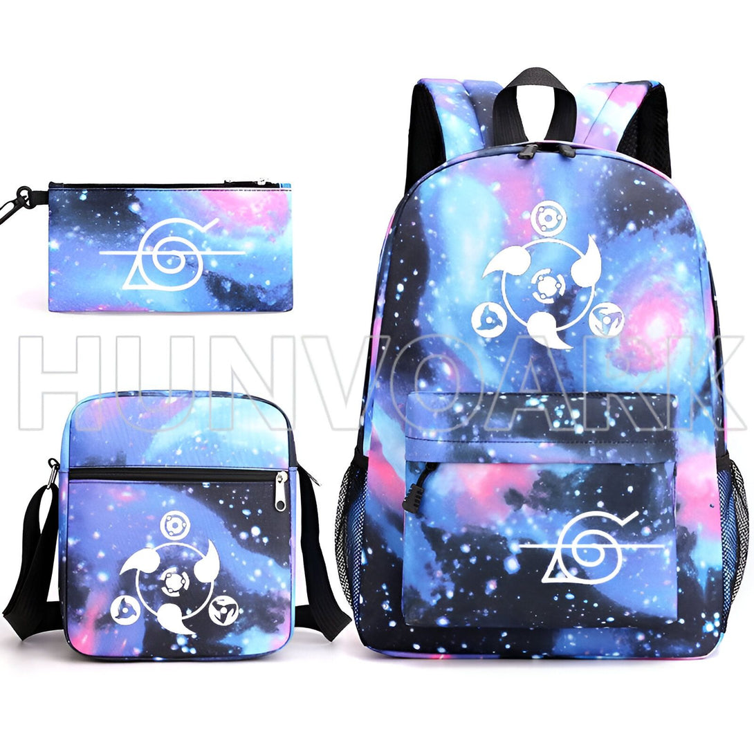Ensemble de trois sacs à dos Naruto avec un motif de galaxie bleu et rose. Le sac à dos principal est grand avec un motif de l'emblème du village de Konoha. Il est accompagné d'un petit sac à bandoulière et d'une trousse à crayons.