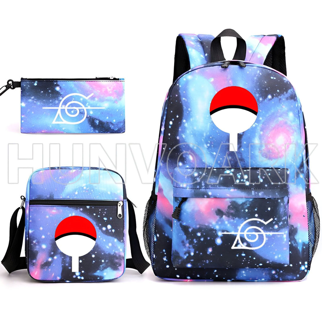 Ensemble de trois sacs à dos Naruto avec un motif galaxie et le symbole Akatsuki. Le sac à dos principal est grand et a un motif de galaxie avec le symbole Akatsuki en rouge et blanc. Le sac à bandoulière est plus petit et a le même motif de galaxie avec le symbole Akatsuki en rouge et blanc. La trousse est petite et a un motif de galaxie avec le symbole Akatsuki en blanc.
