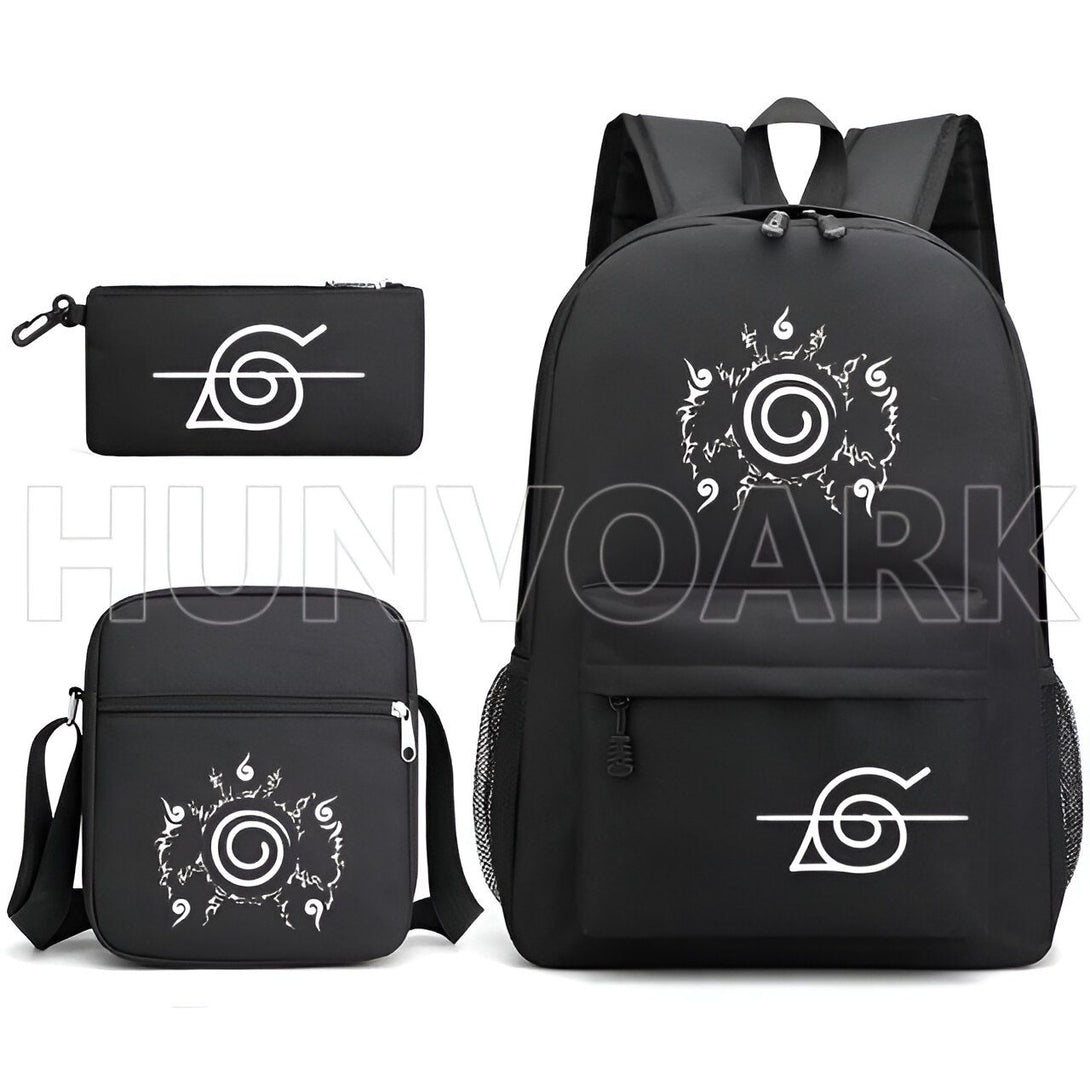Ensemble de trois sacs à dos et trousse à crayons noirs avec le symbole du village de Konoha, représentant un symbole en spirale blanche sur fond noir.
