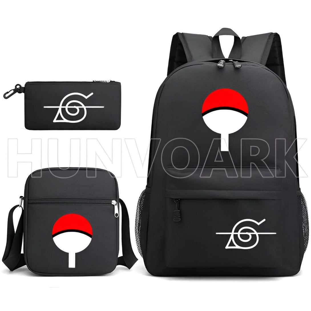 Ensemble de trois sacs à dos et trousses en noir avec le symbole du clan Uchiha et le symbole du village de Konoha, provenant de l'anime Naruto.