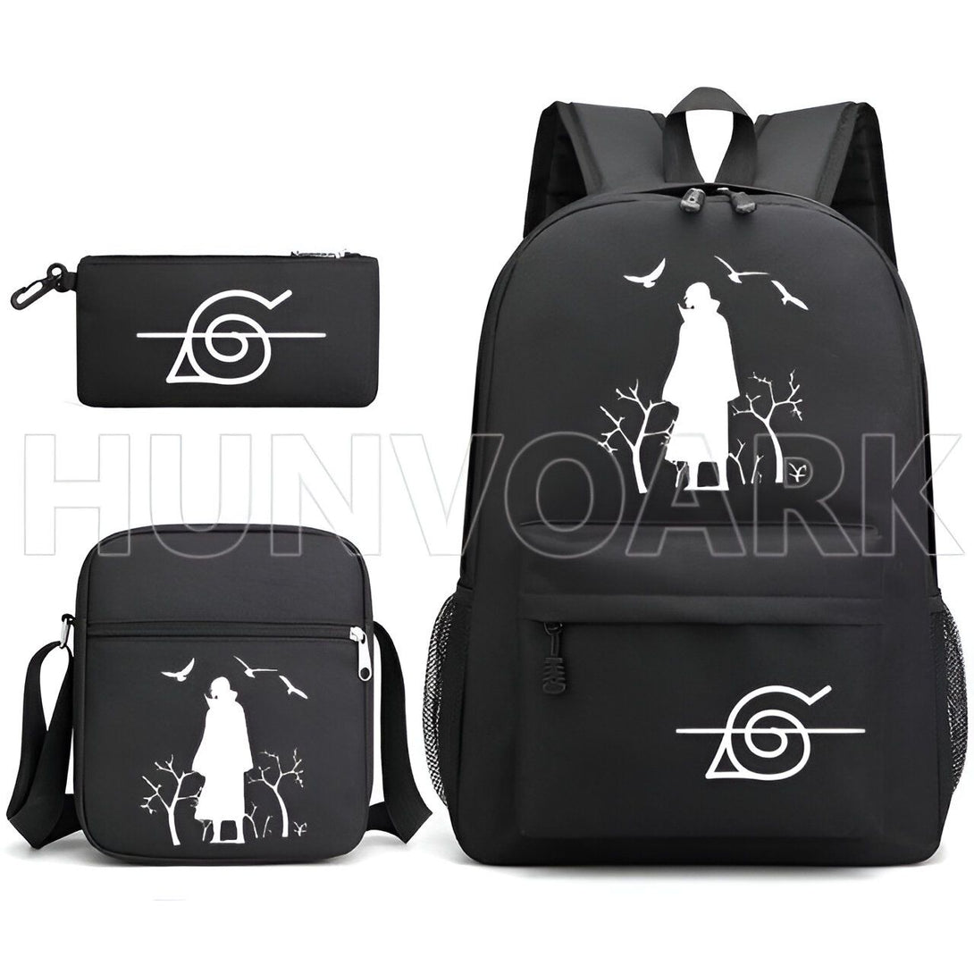 Ensemble de trois sacs à dos Naruto noirs avec des imprimés blancs. Le grand sac à dos est orné d'un personnage de silhouette de Naruto, de branches d'arbres et du symbole de la feuille de Konoha. Le sac à bandoulière et la trousse ont le même personnage de Naruto avec des oiseaux, des branches d'arbres et le symbole de la feuille de Konoha.