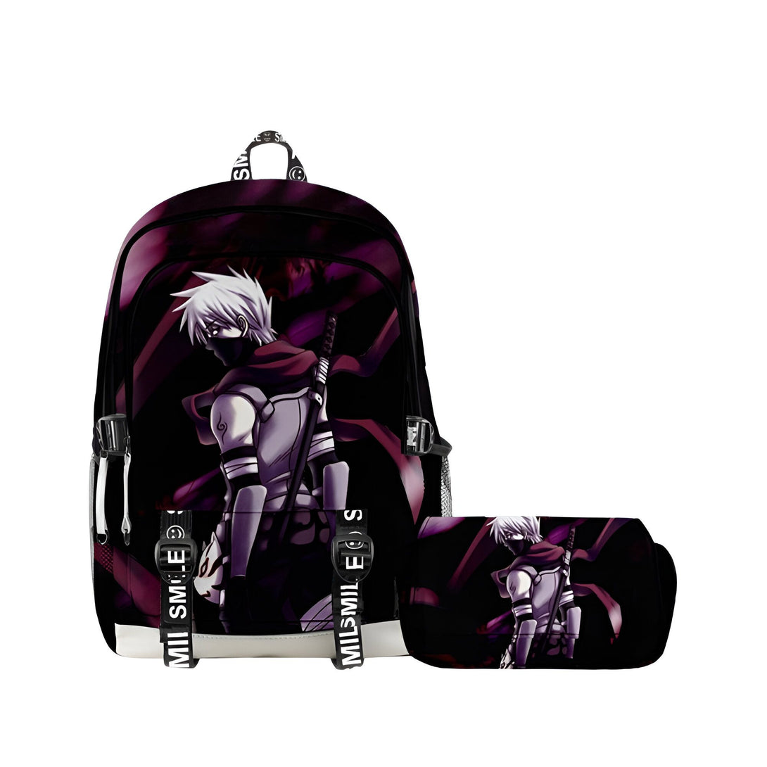 Sac à dos et trousse à crayons Naruto avec Kakashi Hatake en arrière-plan. Le sac à dos est noir avec des détails rouges et blancs. La trousse est noire avec une image de Kakashi.  Parfait pour les fans de Naruto!