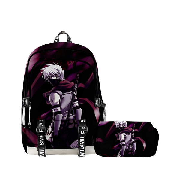 Sac à dos et trousse à crayons Naruto avec Kakashi Hatake en arrière-plan. Le sac à dos est noir avec des détails rouges et blancs. La trousse est noire avec une image de Kakashi.  Parfait pour les fans de Naruto!