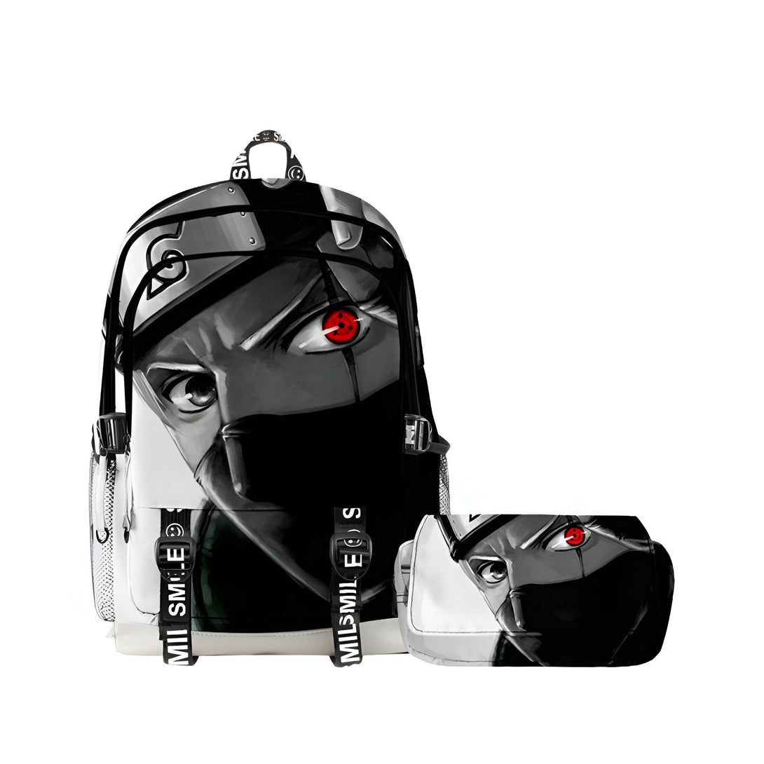 Sac à dos et trousse de maquillage Naruto avec un design de Kakashi Hatake. Le sac à dos est blanc avec un imprimé de Kakashi Hatake, son Sharingan rouge et son bandeau frontal. Le sac à dos a une bande avec l'inscription "MIL SMILE".  La trousse de maquillage est assortie au sac à dos et a le même design.