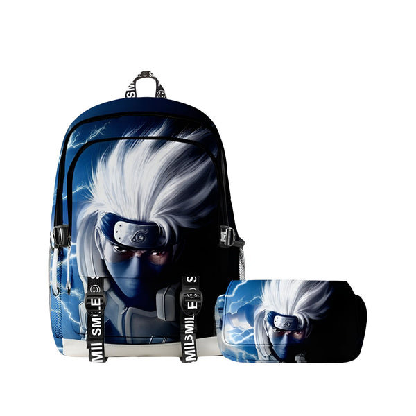 Sac à dos et trousse à crayons Naruto avec l'image de Kakashi Hatake. Le sac à dos est bleu foncé avec des éclairs et Kakashi au premier plan. La trousse est assortie au sac à dos.