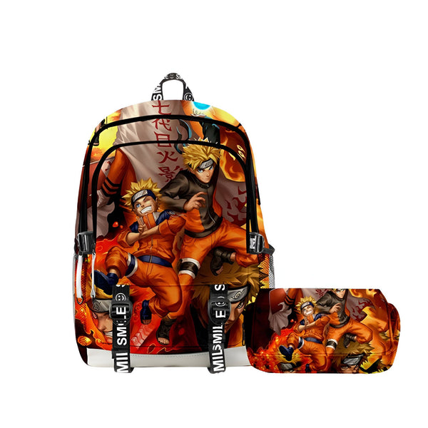 Sac à dos Naruto avec Naruto et Sasuke en feu. Le sac à dos a une petite poche zippée sur le devant et des bretelles noires. Le sac à dos a également une petite trousse assortie.
