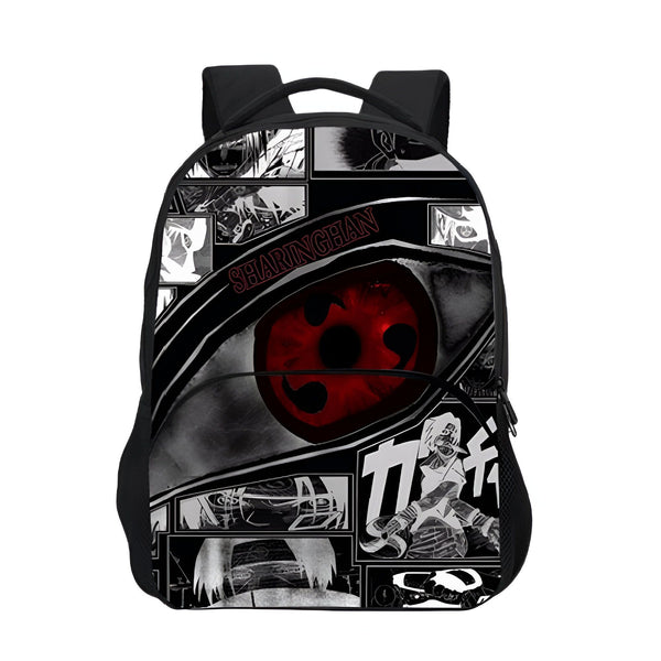 Sac à dos noir avec un motif imprimé de l'univers Naruto. On peut y voir un Sharingan, le célèbre œil rouge, ainsi que des personnages et des scènes tirées de la série manga. Un accessoire parfait pour les fans de Naruto !