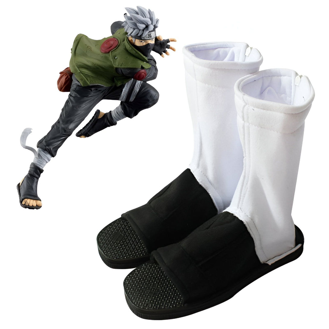 Chaussures de ninja blanches et noires, inspirées de l'apparence de Kakashi Hatake dans l'anime Naruto, parfaites pour les cosplay et les fans.