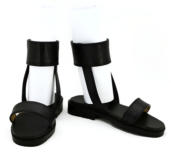 Une paire de sandales noires en cuir, inspirées du style de Naruto, avec une sangle autour de la cheville et une semelle épaisse. Parfaites pour les fans de Naruto !