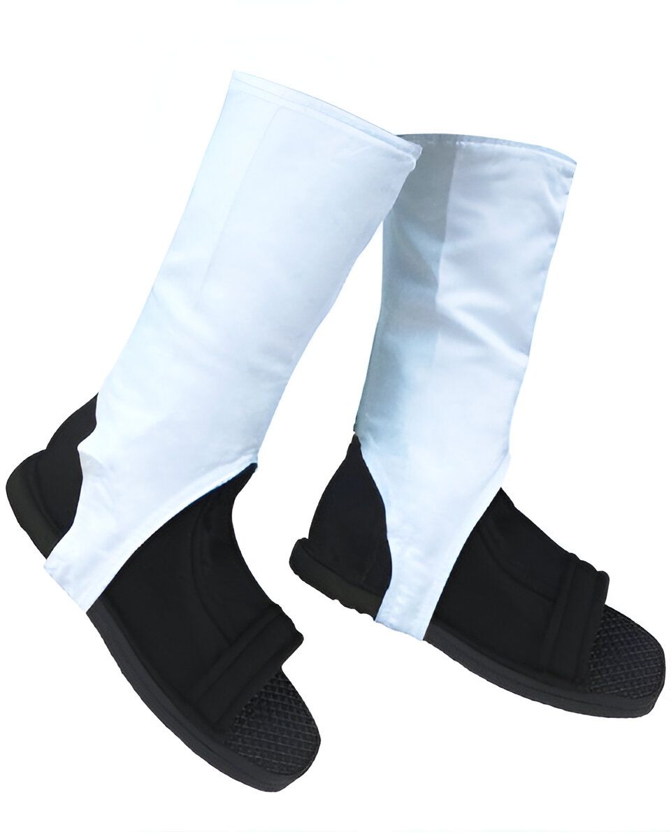 Une paire de sandales noires et blanches de style ninja, inspirées de l'anime Naruto. Ces chaussures sont parfaites pour les fans de Naruto qui souhaitent compléter leur cosplay.
