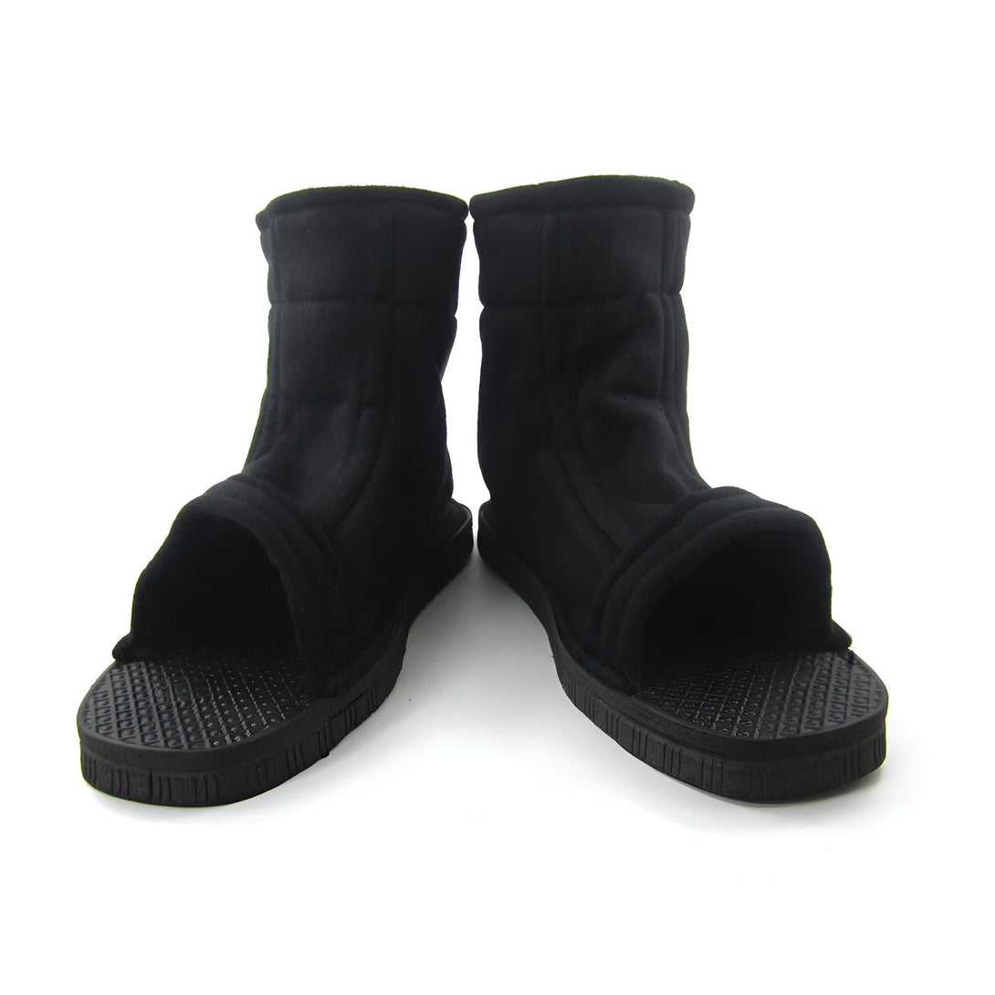 Une paire de sandales noires en tissu, ressemblant aux chaussures de Naruto, avec une semelle en caoutchouc à motif. Parfait pour les fans de Naruto !