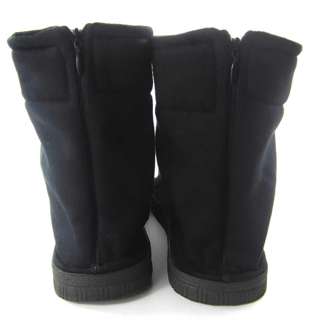 Une paire de bottes noires en tissu, avec une fermeture éclair sur le côté, inspirées des chaussures de ninja de la série animée Naruto.