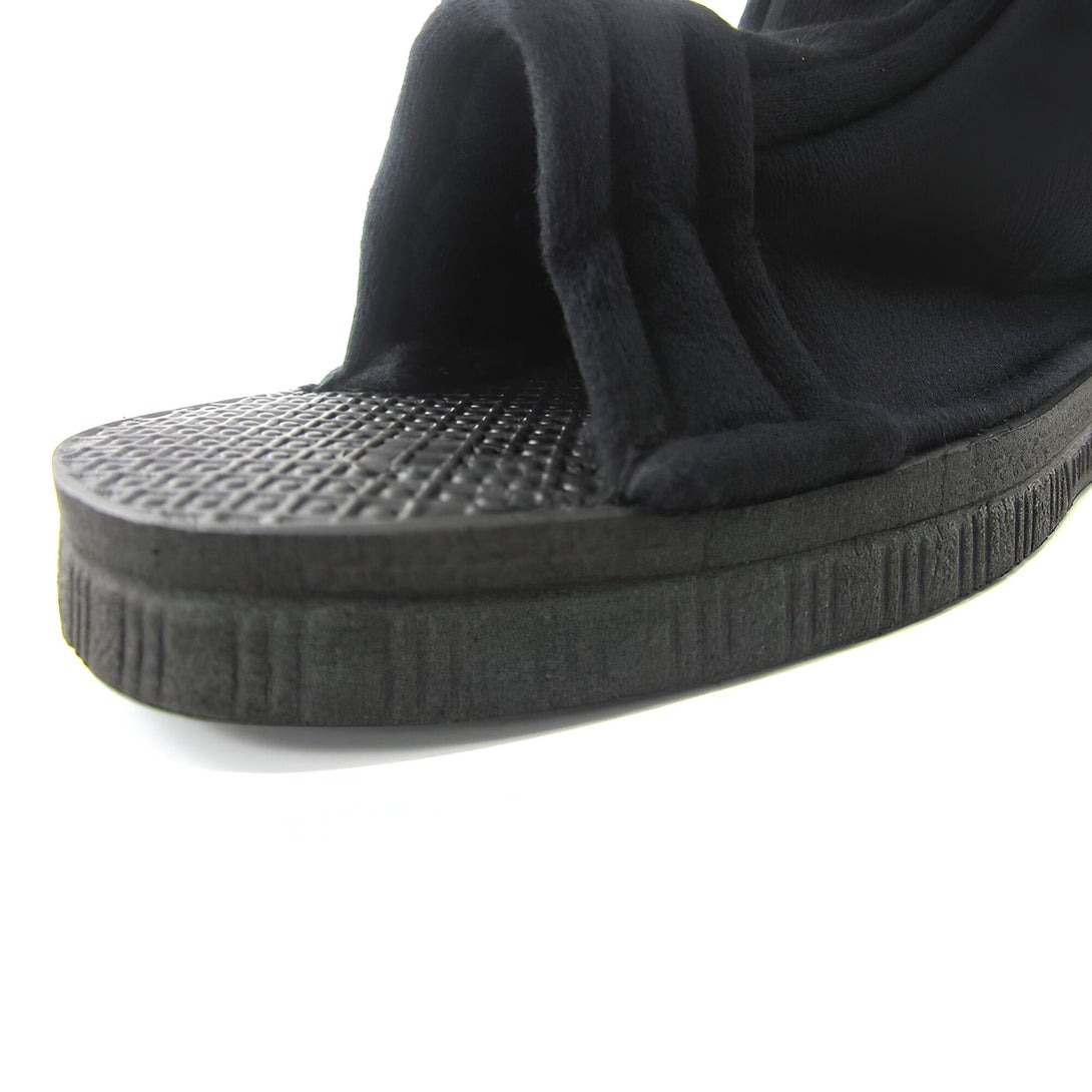 Plante de sandales noires pour homme, avec une semelle en caoutchouc texturée et un dessus en tissu. Parfait pour les fans de Naruto.