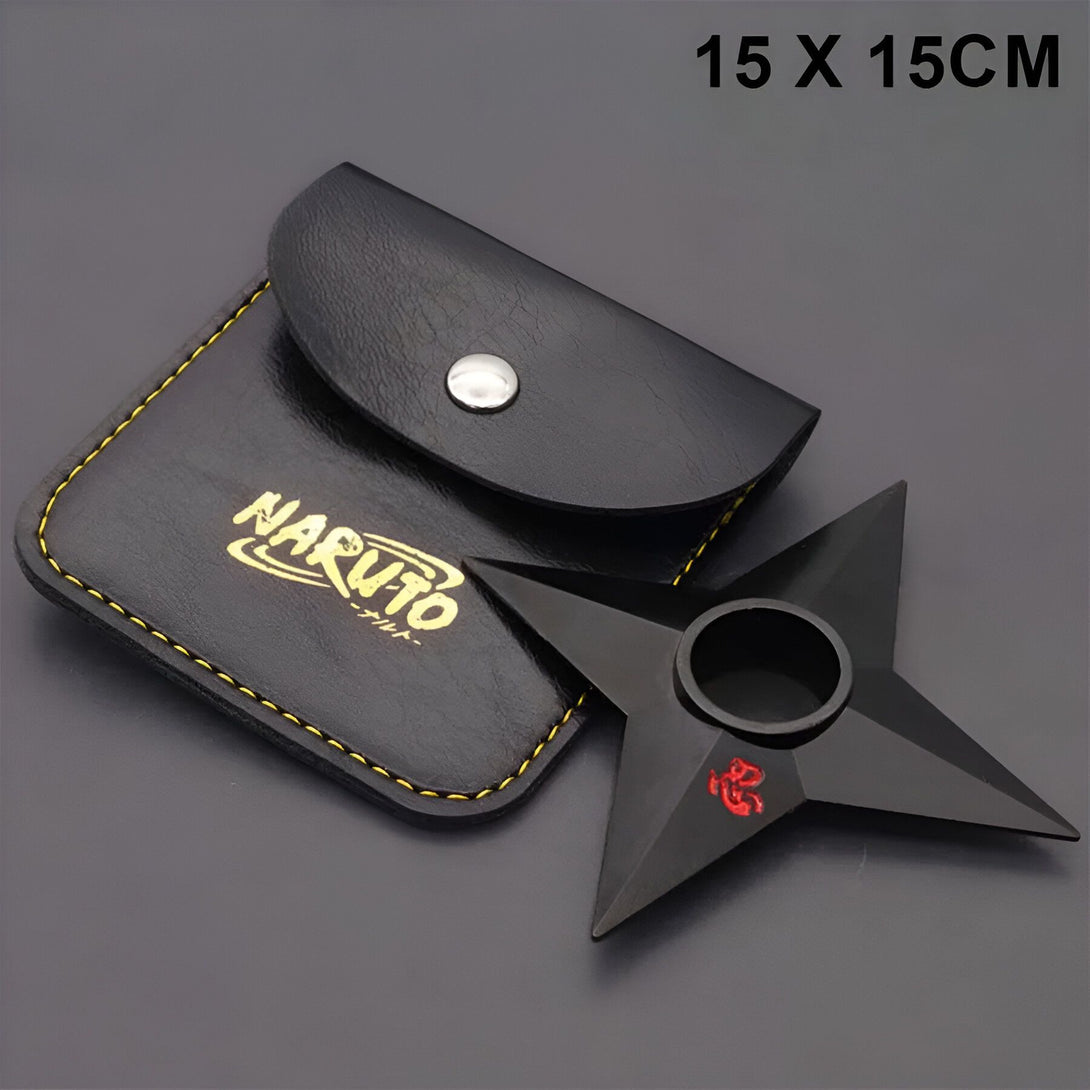 Un étui noir en cuir avec le logo Naruto pour un shuriken noir à cinq pointes de 15 cm x 15 cm.