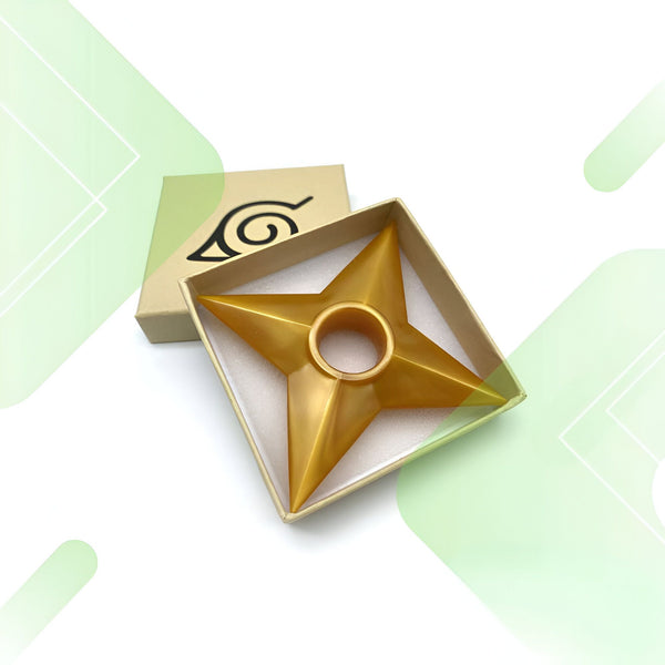 Un shuriken en or dans sa boîte avec le logo du village caché de Konoha.