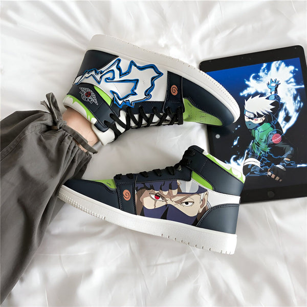 Chaussures de sport à la mode avec un design Naruto imprimé, montrant Kakashi Hatake, un personnage populaire de la série animée japonaise Naruto. Les chaussures sont noires et vertes avec des accents blancs.