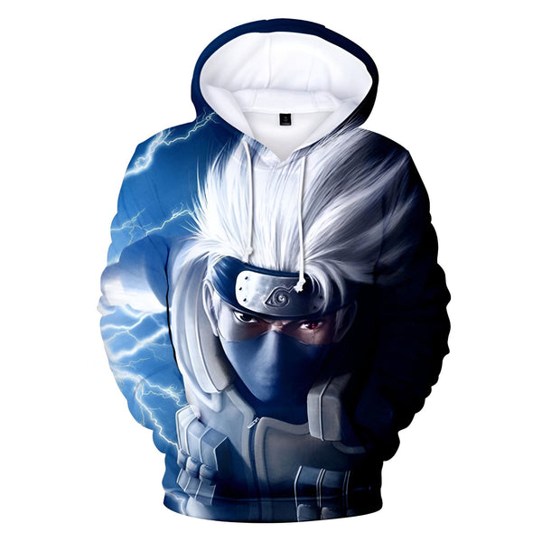Sweat à capuche Naruto avec un imprimé du personnage Kakashi Hatake. Le sweat est bleu et blanc avec un motif d'éclairs et Kakashi est représenté avec son Sharingan.
