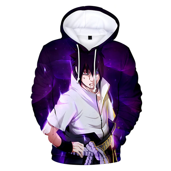 Sweat-shirt à capuche Naruto avec un imprimé de Sasuke Uchiha. Le sweat-shirt est noir avec des détails violets et blancs et Sasuke est représenté avec ses cheveux noirs et son Sharingan activé.
