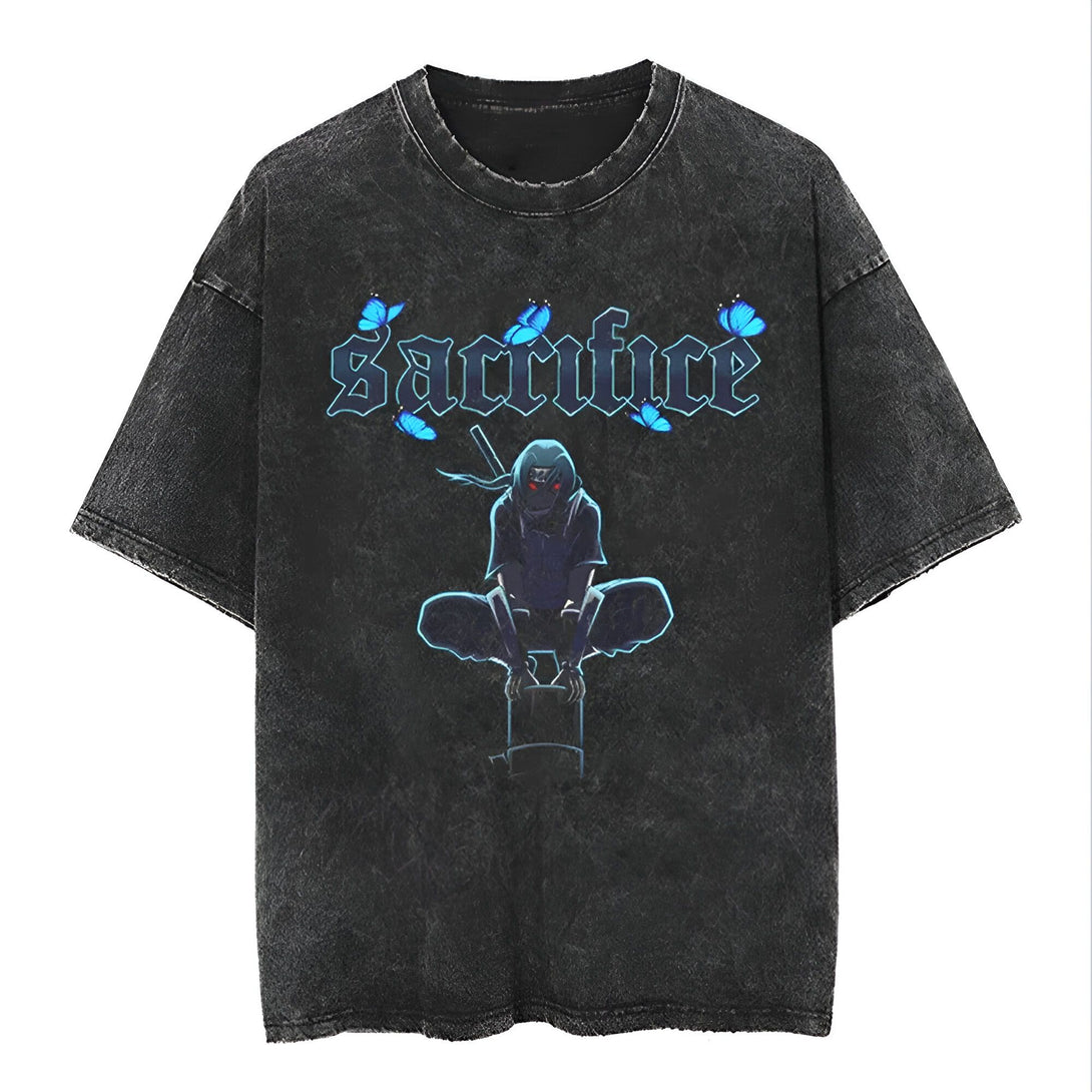T-shirt noir délavé avec un imprimé de Naruto en noir, avec des papillons bleus et le mot "sacrifice" en noir.