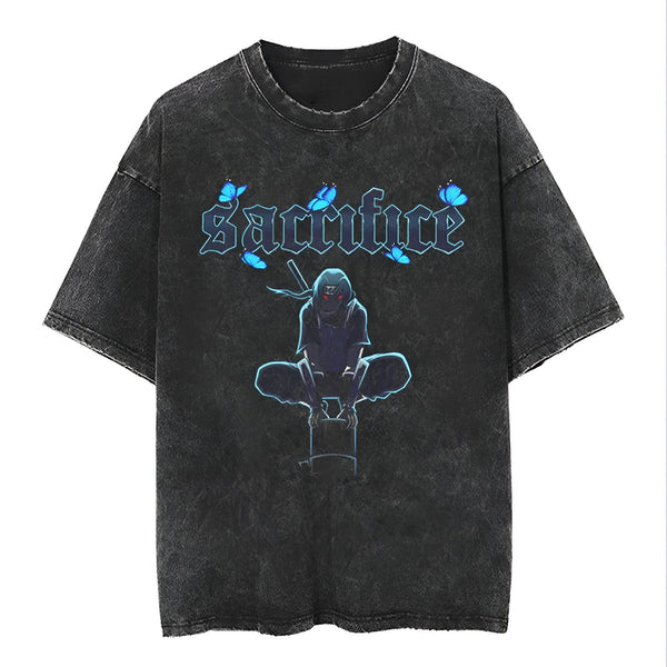 T-shirt noir délavé avec un imprimé de Naruto en noir, avec des papillons bleus et le mot "sacrifice" en noir.