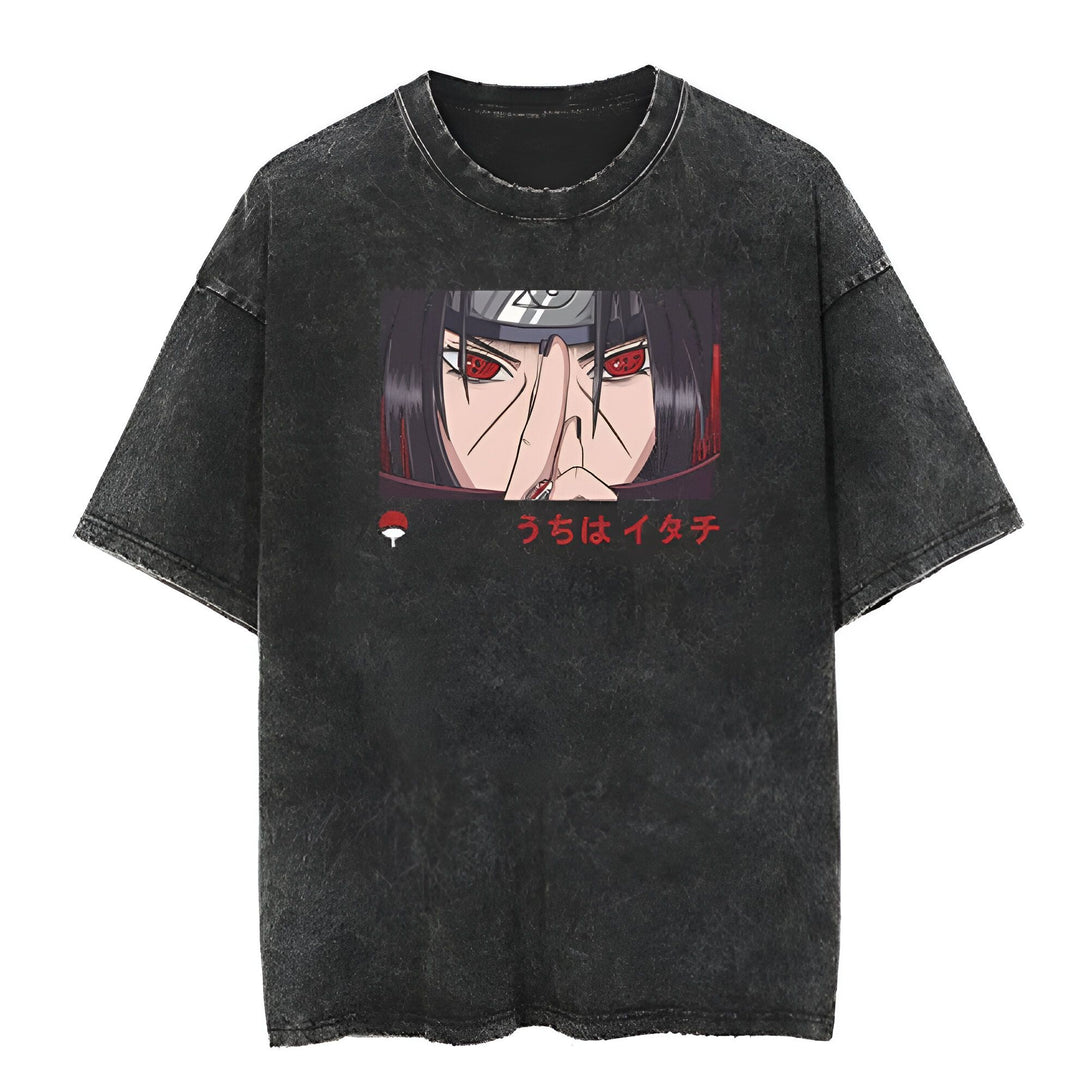 T-shirt noir délavé avec un imprimé de Sasuke Uchiha du manga Naruto. Le t-shirt affiche un gros plan sur Sasuke avec ses yeux du Sharingan et le texte "Uchiha Itachi" en japonais.