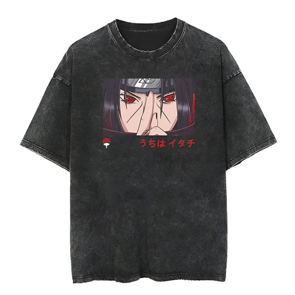 T-shirt noir délavé avec un imprimé de Sasuke Uchiha du manga Naruto. Le t-shirt affiche un gros plan sur Sasuke avec ses yeux du Sharingan et le texte "Uchiha Itachi" en japonais.