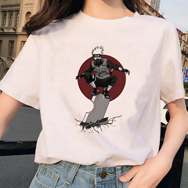 Un t-shirt blanc avec un motif d'un personnage d'anime, Kakashi Hatake, du manga Naruto, debout sur une épée brisée avec un fond rouge.