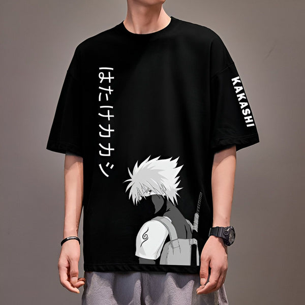 Un t-shirt noir à manches courtes avec un imprimé de Kakashi Hatake du manga Naruto. Le t-shirt comporte également le nom "Kakashi" sur la manche et des caractères japonais sur le devant.