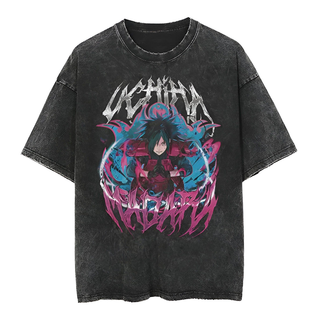 T-shirt gris foncé en coton avec un motif imprimé de Madara Uchiwa du manga Naruto. Le motif est en couleurs vives et présente Madara dans une pose puissante. Le texte "Uchiha Madara" est écrit en lettres gothiques.