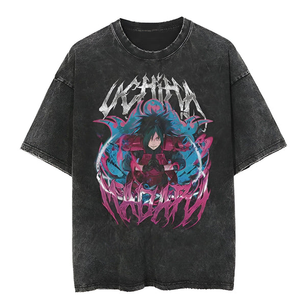 T-shirt gris foncé en coton avec un motif imprimé de Madara Uchiwa du manga Naruto. Le motif est en couleurs vives et présente Madara dans une pose puissante. Le texte "Uchiha Madara" est écrit en lettres gothiques.