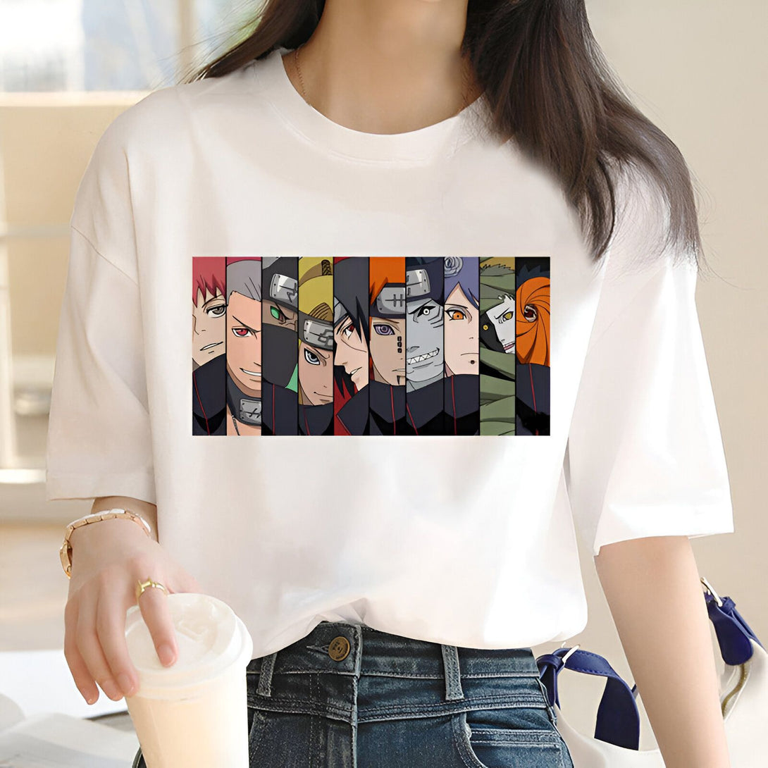 Un T-shirt blanc avec un imprimé des personnages de l'anime Naruto, dont Pain, Konan, Kisame, Itachi, Zetsu, Deidara, Hidan, Kakuzu et Sasori.  Ce T-shirt est un excellent choix pour les fans de Naruto.