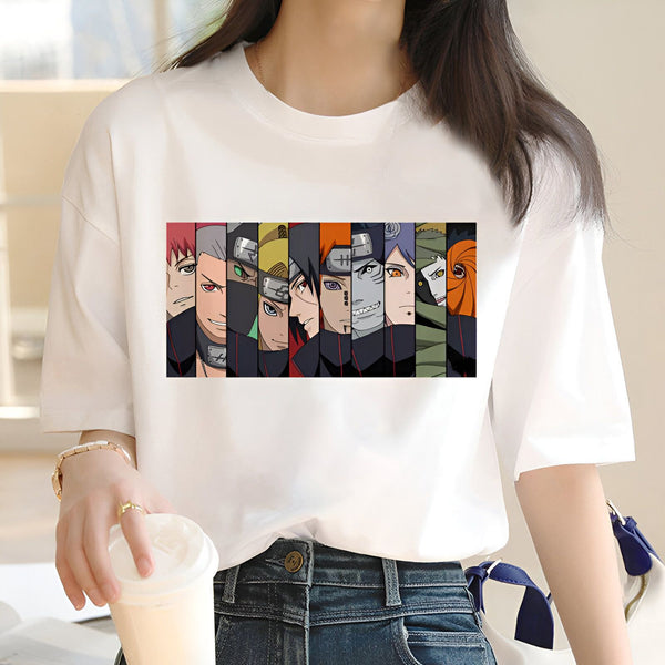 Un T-shirt blanc avec un imprimé des personnages de l'anime Naruto, dont Pain, Konan, Kisame, Itachi, Zetsu, Deidara, Hidan, Kakuzu et Sasori.  Ce T-shirt est un excellent choix pour les fans de Naruto.