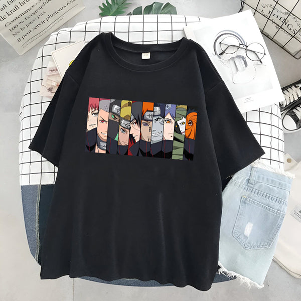 T-shirt noir avec un imprimé des personnages principaux de l'anime Naruto, dont Sasuke, Kakashi, Naruto, Pain, Madara et Itachi. Un excellent cadeau pour les fans de Naruto.