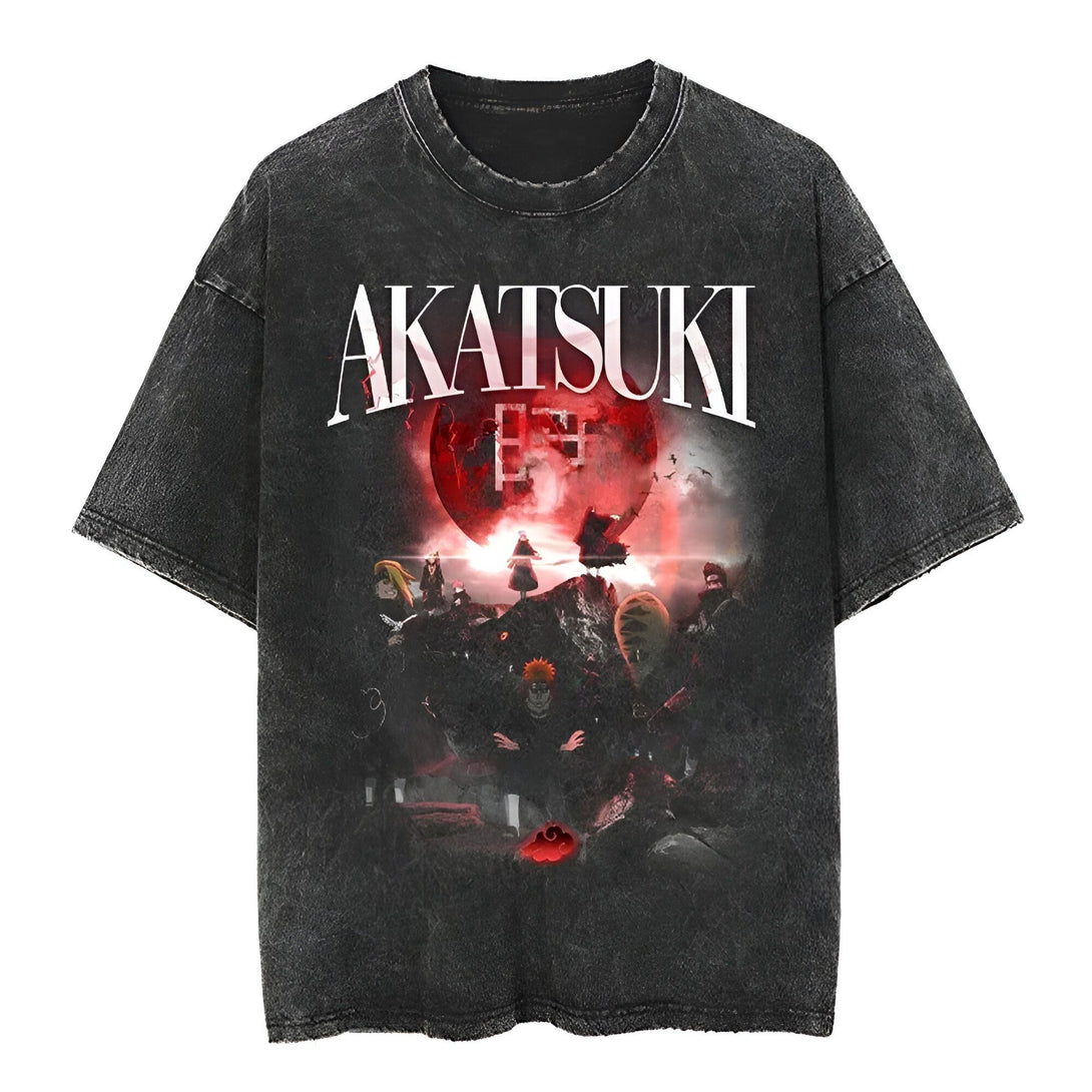 T-shirt noir avec l'inscription "AKATSUKI" en blanc sur le devant, avec un imprimé représentant les personnages de l'organisation Akatsuki de l'anime Naruto devant un fond de lune rouge sang.