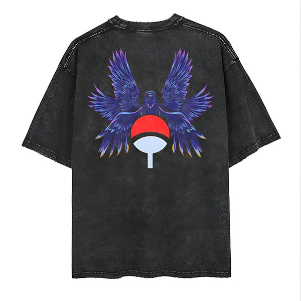 T-shirt noir délavé avec un imprimé de l'emblème du Sharingan, entouré de deux oiseaux aux ailes déployées, sur le dos.