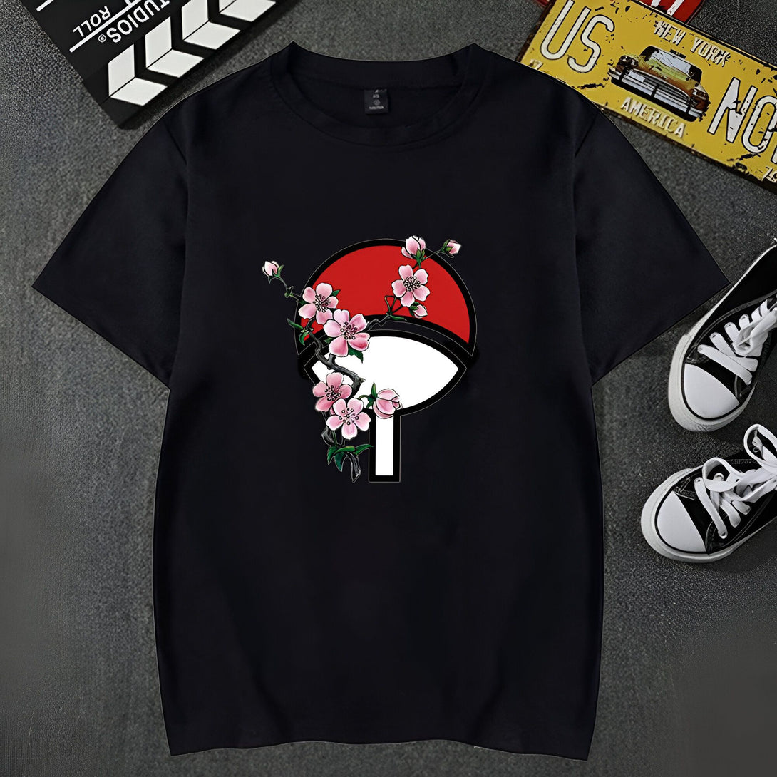 T-shirt noir avec l'emblème du Sharingan de Naruto et des fleurs de cerisier.