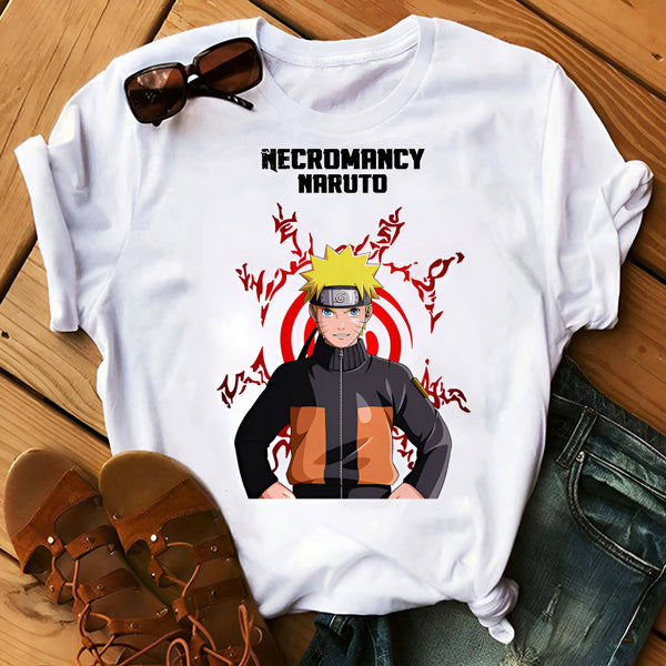 T-shirt blanc avec l'image de Naruto Uzumaki de l'anime Naruto. Il porte sa tenue orange et noire emblématique et est entouré d'un symbole rouge et noir. Le texte "Necromancy Naruto" est affiché sur le t-shirt.