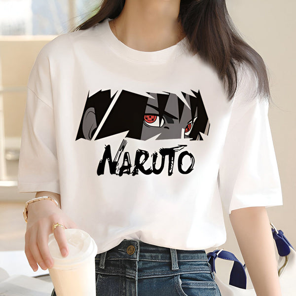 Une femme porte un t-shirt blanc avec un imprimé Naruto. Le t-shirt montre les yeux rouges de Naruto et le mot "Naruto" écrit en noir.